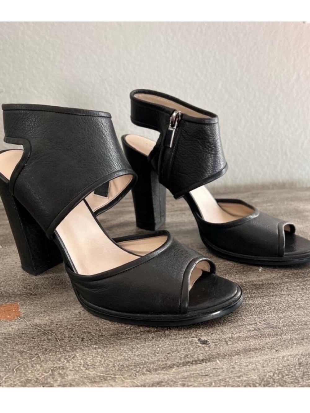 Kenneth Cole Heeled Sandals The Stacy Black Leather
Comfort Heeled size 9